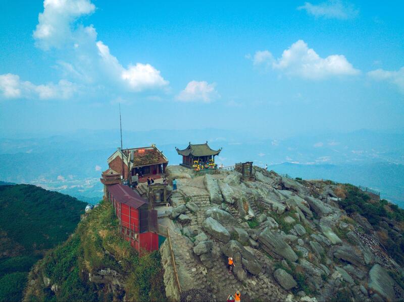 Rừng núi Yên Tử với không gian chùa và mây